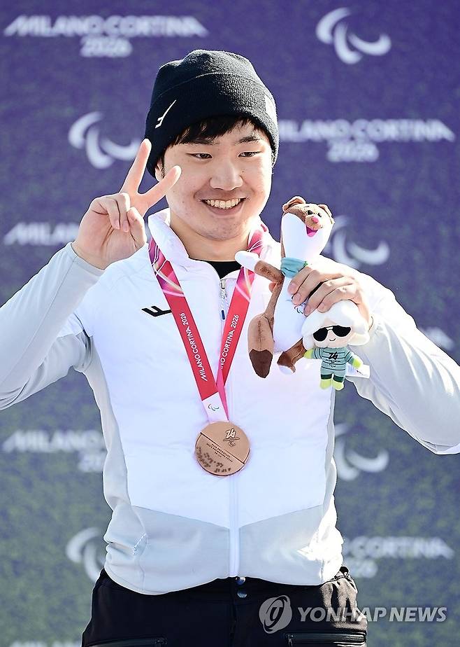 동메달 따낸 이제혁 (서울=연합뉴스) 8일(한국시간) 이탈리아 코르티나 파라 스노보드 파크 에서 열린 2026 밀라노-코르티나담페초 동계 패럴림픽 스노보드 남자 크로스에 출전한 이제혁이 동메달을 따고 기뻐하고 있다. 2026.3.8 [대한장애인체육회 제공. 재판매 및 DB금지] photo@yna.co.kr