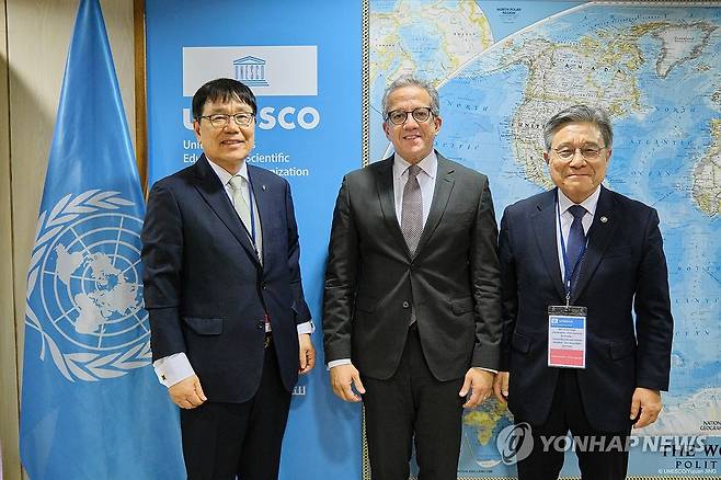 허민 국가유산청장, 유네스코 사무총장 면담 (서울=연합뉴스) 허민 국가유산청장이 26일(현지시간) 프랑스 파리 유네스코 본부에서 칼레드 엘에나니 유네스코 사무총장을 면담한 뒤 기념촬영을 하고 있다. 사진은 유네스코 칼레드 엘에나니 사무총장(가운데)과 허민 국가유산청장(오른쪽), 이병현 제48차 세계유산위 의장. 2025.11.27 [국가유산청 제공, 재판매 및 DB 금지] photo@yna.co.kr