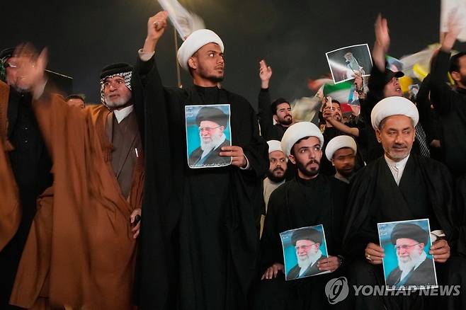 하메네이 추모하는 이라크 시아파 성직자들 (바그다드 AP=연합뉴스) 2026년 3월 6일 이라크 수도 바그다드에서 이라크 시아파 성직자들이 이란 최고지도자 고(故) 아야톨라 알리 하메네이의 사진을 들고 그의 죽음을 추모하고 있다. (AP Photo/Hadi Mizban) 2026.3.9.