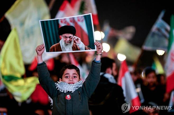 하메네이 초상 든 이라크 소년 (바그다드 AFP=연합뉴스) 2026년 3월 6일 이라크 수도 바그다드의 타흐리르 광장에서 열린 이란 최고지도자 고(故) 아야톨라 알리 하메네이의 추모 행사에서 한 이라크 소년이 하메네이의 사진을 들고 있다. (Photo by Murtaja LATEEF / AFP) 2026.3.9.