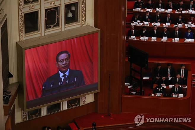 전인대 연례회의서 업무보고 하는 리창 총리 (베이징=연합뉴스) 김현정 특파원 = 5일 중국 최고 입법기관인 전국인민대표대회(전인대) 연례회의가 개막한 베이징 인민대회당에서 리창 총리가 업무보고를 하고 있다. 2026.3.5 hjkim07@yna.co.kr