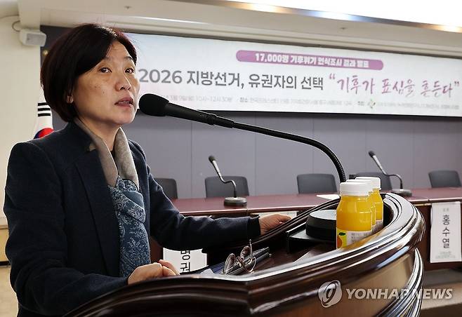 발제하는 서복경 더가능연구소 대표 (서울=연합뉴스) 이재희 기자 = 9일 서울 중구 프레스센터에서 열린 '1만7천 명 기후위기 인식조사 결과' 발표 토론회에서 서복경 더가능연구소 대표가 발제를 하고 있다. 2026.3.9 scape@yna.co.kr