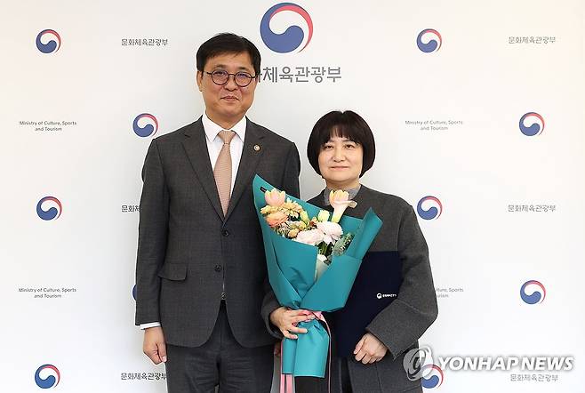 최휘영 장관, 한국영상자료원장 임명장 수여 (서울=연합뉴스) 최휘영 문화체육관광부 장관이 9일 서울 종로구 국립현대미술관 서울관에서 신임 모은영 한국영상자료원 원장에게 임명장을 수여한 뒤 기념 촬영하고 있다. 2026.3.9 [문화체육관광부 제공. 재판매 및 DB 금지] photo@yna.co.kr