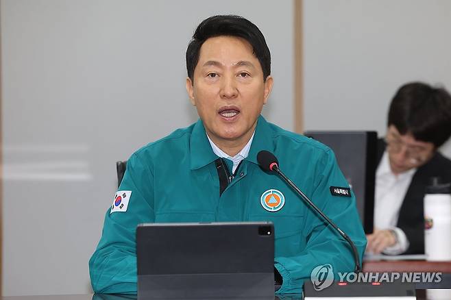 BTS 컴백 행사 안전관리 합동 점검회의 (서울=연합뉴스) 박동주 기자 = 오세훈 서울시장이 9일 서울시청에서 열린 BTS 컴백 행사 안전관리 합동 점검회의에서 발언하고 있다. 2026.3.9 pdj6635@yna.co.kr