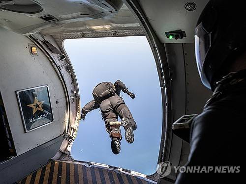 항공기에서 뛰어내리는 미 공수대원 [EPA=연합뉴스 자료사진]