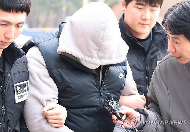 빚 독촉 지인 살해 후 야산 암매장 40대 영장심사 출석 (청주=연합뉴스) 이성민 기자 = 빚 독촉을 하던 지인을 살해하고 시신을 야산에 암매장한 40대가 9일 영장실질심사가 열리는 청주지법에 출석하고 있다. 2026.3.9 chase_arete@yna.co.kr