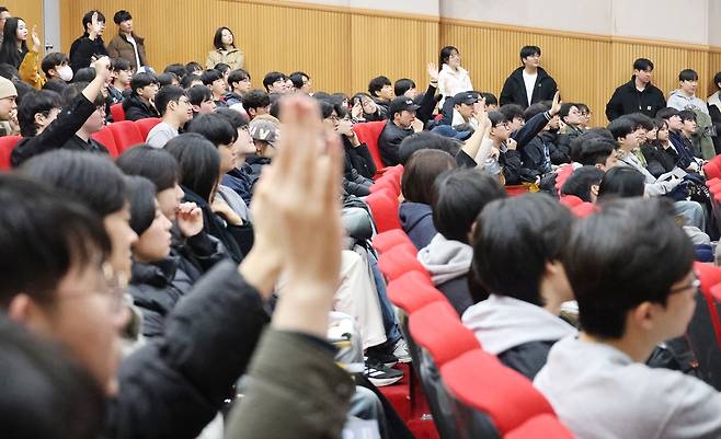 입사 조건 질문하는 학생들 [촬영 박건영]