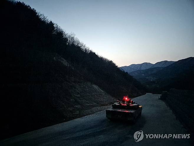 동해안 최북단에서 실시한 전차포 사격훈련 (강원 고성=연합뉴스) 류호준 기자 = 9일 강원 고성군 토성면 학야리 사격장에서 육군 제22보병사단 전차대대가 야간 전차포 사격 훈련을 하고 있다. 2026.3.9 ryu@yna.co.kr