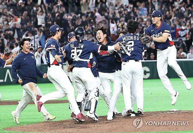 한국 야구, 17년 만에 WBC 8강 결선 라운드 진출 (도쿄=연합뉴스) 김인철 기자 = 9일 일본 도쿄돔에서 열린 2026 월드베이스볼클래식(WBC) C조 조별리그 최종전 대한민국과 호주의 경기.
    호주를 꺾고 8강 진출을 확정한 한국 대표팀이 기뻐하고 있다. 2026.3.9 yaotoya@yna.co.kr