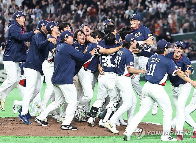 8강 진출 기적 이룬 야구 대표팀 (도쿄=연합뉴스) 김인철 기자 = 9일 일본 도쿄돔에서 열린 2026 월드베이스볼클래식(WBC) C조 조별리그 최종전 대한민국과 호주의 경기.
    호주를 꺾고 8강 진출을 확정한 한국 대표팀이 기뻐하고 있다. 2026.3.9 yaotoya@yna.co.kr