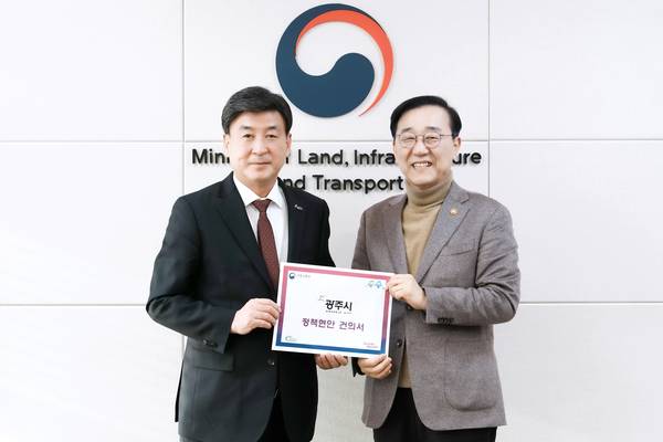 지난 1월 방세환(왼쪽) 광주시장은 중부권 광역급행철도(JTX)와 관련된 공동건의서를 김윤덕 국토교통부 장관에게 전달하며 사업 추진에 속도를 가하고 나섰다. /광주시 제공