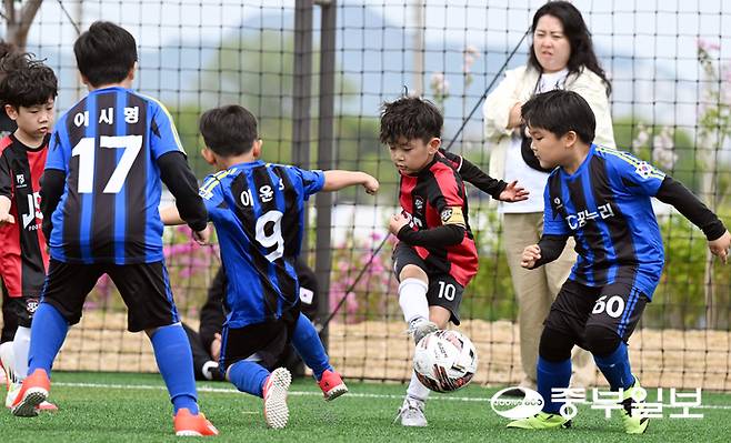 지난해 열린 중부일보배 유소년축구대회서 참가 선수들이 열전을 펼치고 있다. 사진=중부일보DB