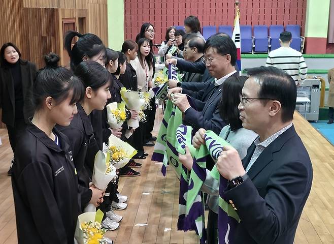 10일 안산 경일고 송호기념관에서 열린 경일고 여자 배구부 창단식에서 참석 내빈들이 선수단에게 경일고 배구부 머플러를 전달하고 있다. 이건우기자
