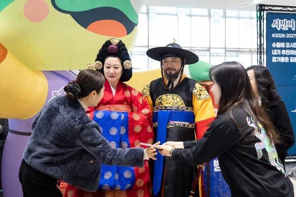 혜경궁 홍씨와 정조대왕으로 분한 연기자들과 사진을 찍으려는 시민들.