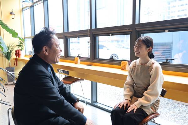 ▲ 이서윤(오른쪽) 팩토리 윤 대표와 여명구 충청투데이 사장이 인터뷰를 진행하고 았다.