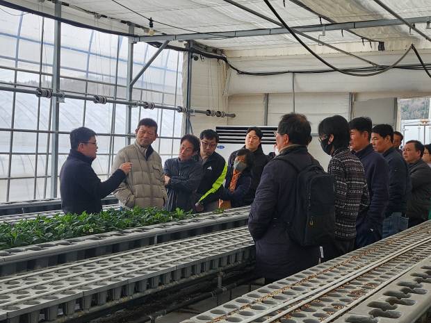 강진군 주작목 배움교실에서 교육생들이 선도농가의 성공 사례 등 농업 경영에 대한 내용을 귀 기울여 듣고 있다. 강진군 제공