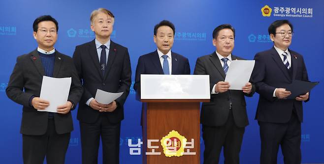 행정통합 입장 밝히는 광주 구청장협의회임택 동구청장(구청장 협의회장) 등 광주 5개 구청장들이 13일 광주시의회에서 광주·전남 행정통합과 관련해 자치구의 입장을 발표하고 있다. /임문철 기자 35mm@namdonews.com