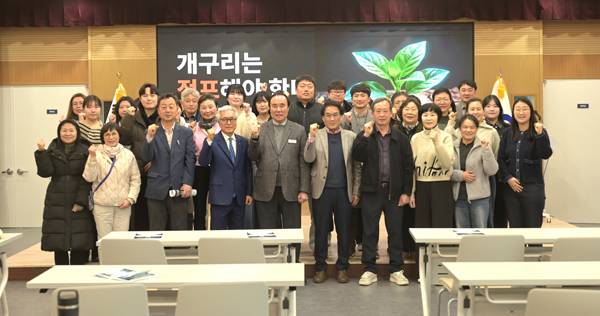 강연이 끝난 후 참석자들이 기념촬영을 하고 있다.