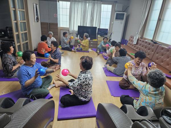 산청군이 어르신들의 건강한 노후를 위해 맞춤형 복지정책을 강화한다. 사진은 산청군이 운영하는 경로당 활성화 운영 프로그램 모습. / 산청군