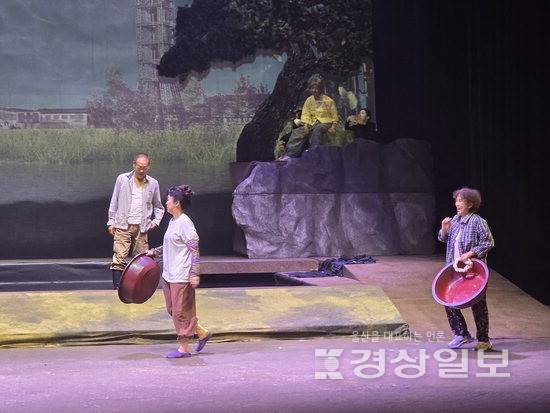 ▲ 제29회 울산연극제가 오는 4월1~5일까지 닷새간 울산문화예술회관 소공연장에서 개최된다. 사진은 지난해 열린 제28회 울산연극제에서 대상을 수상한 극단 푸른가시의 '바람이 머문 자리' 공연 모습. 경상일보 자료사진