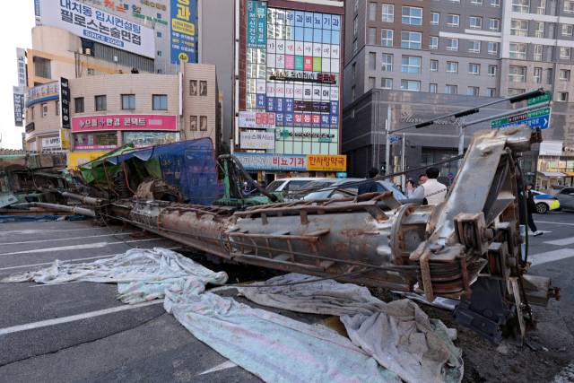 4일 오전 대구 수성구 만촌네거리에서 만촌역 지하통로 공사를 하던 천공기가 쓰러져 있다. 이 사고로 택시 운전자와 승객 등 3명이 부상을 입었다. 김영진 기자 kyjmaeil@imaeil.com