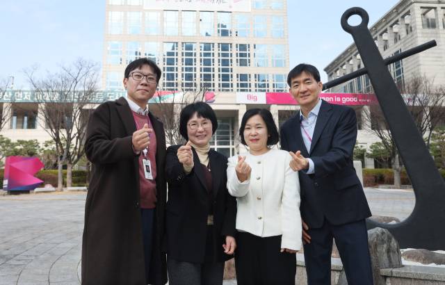 부산시 적극행정 최우수상을 받은 고정길, 심영옥, 박현미, 신현관 씨(왼쪽부터). 이재찬 기자 chan@