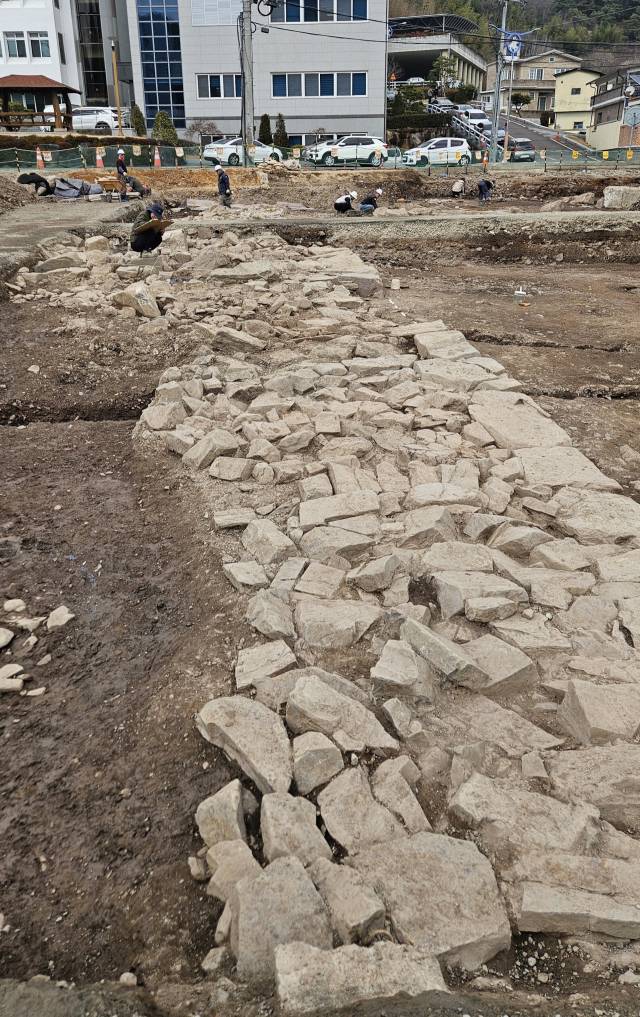옛 의령교육지원청 터에서 발견된 의령읍성 동문지 성곽유적 모습./의령군/