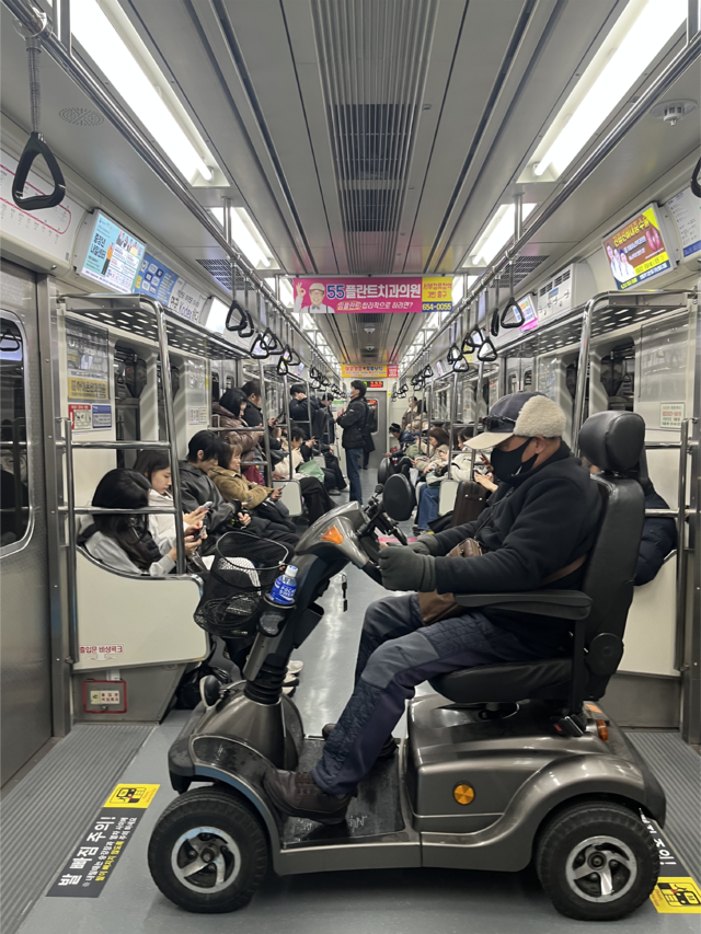 10일 오후 퇴근시간이 아님에도 도시철도 내부는 승객들로 가득했다. 김도경 수습기자