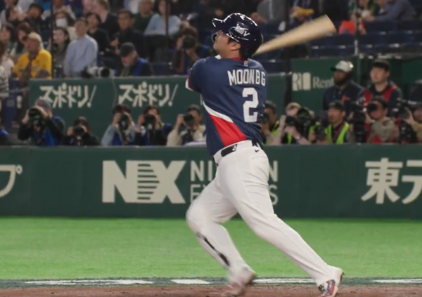 문보경의 홈런 스윙(사진=중계방송 화면)