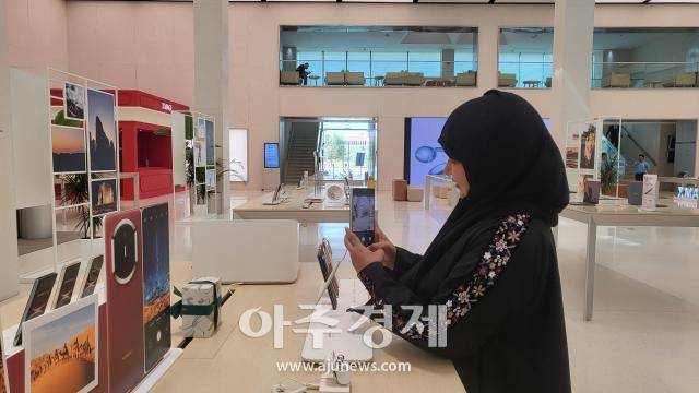 사우디 리야드 화웨이 매장에서 사우디 현지 소비자가 최신 폰을 직접 체험해보고 있다. [사진=배인선 기자]