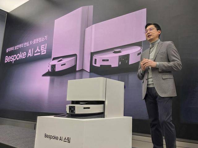 지난달 11일 임성택 삼성전자 한국총괄 부사장이 2026년형 '비스포크 AI 스팀' 로봇청소기를 소개하고 있다. [사진=삼성전자]
