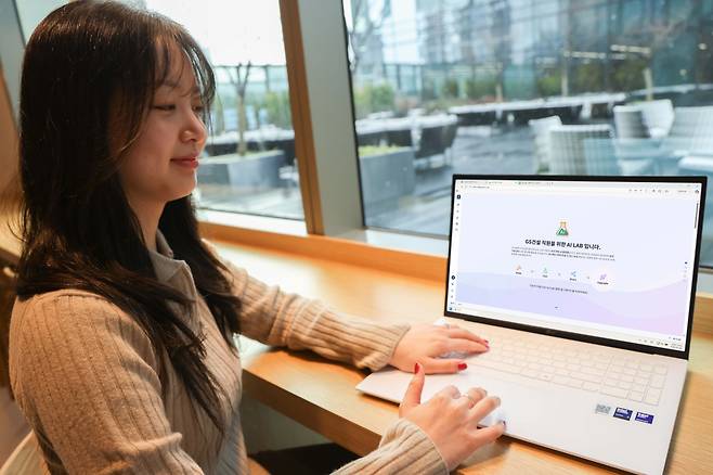 GS건설 직원들이 AI LAB을 활용하고 있는 사진(GS건설 제공)