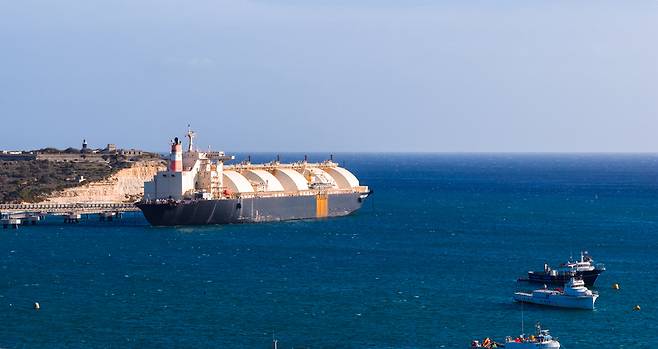 이란이 호르무즈 해협을 통해 원유를 대량 수송하는 움직임이 포착됐다. LNG 운반선이 해협을 건너고 있다.(사진=모션엘리먼츠)