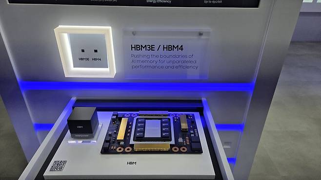 삼성전자가 2025년 10월 22일 서울 코엑스에서 열린 '반도체대전(SEDEX) 2025'에서 공개한 6세대 고대역폭 메모리(HBM4) 실물 / 이광영 기자