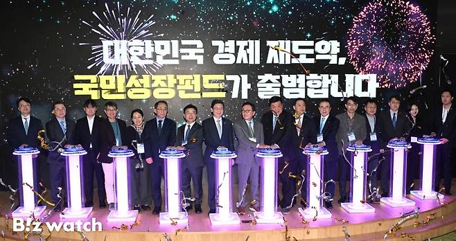 11일 서울 여의도 산업은행에서 열린 국민성장펀드 출범식에서 이억원 금융위원장과 박현주 미래에셋 회장, 서정진 셀트리온 회장, 박상진 한국산업은행 회장 등이 기념 세리머니를 하고 있다./사진=이명근 기자 qwe123@