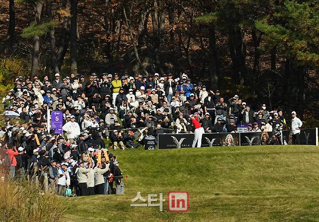 KLPGA 투어 정규 시즌을 끝내고 이벤트 경기로 열린 위믹스 챔피언십에서 갤러리가 선수들의 경기를 지켜보고 있다. (사진=이데일리DB)