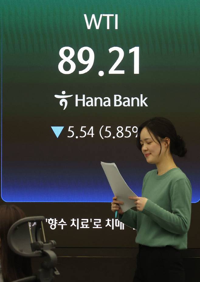 [이데일리 이영훈 기자]  코스피가 장중 5% 넘게 반등하면서 유가증권시장에 매수 사이드카(프로그램매매 매수호가 일시효력 정지)가 발동된 10일 서울 중구 하나은행 본점에 서부텍사스산원유(WTI) 시세가 표시되고 있다.이날 코스피는 전 거래일 대비 280.72포인트(5.35%) 오른 5532.59에 장을 마감했다. 코스닥은 35.40포인트(3.21%) 오른 1,137.68에 장을 마쳤다. 서울 외환시장에서 원·달러 환율은 전 거래일보다 26.2원 내린 1,469.3원에 거래되고 있다.미국·이스라엘과 이란 간 전쟁이 조기 종식될 가능성이 낮아지면서 9일(현지시간) 장중 배럴당 100달러를 돌파했던 국제 유가가 전략 비축유 방출 등 유가 안정책 기대감에 반락, 가격이 급등락하는 롤러코스터 행보를 보이며 배럴당 80달러대로 복귀했다.