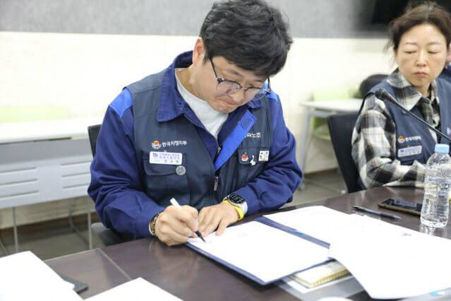 한국GM 노사 합의서를 서명하는 안규백 한국지엠노조 지부장 (사진=한국지엠노동조합)