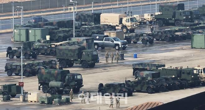 한미연합훈련 ‘자유의 방패’(프리덤실드·FS) 연습이 시작된 9일 경기도 평택시 캠프 험프리스에 차량이 세워져 있다. [연합뉴스 제공]