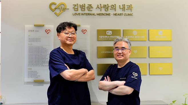 (좌측부터) 김범준 원장, 고윤석 원장|출처: 김범준사랑의내과의원