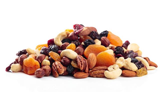 견과류와 건과일 믹스는 칼로리 밀도가 높아 섭취량에 주의해야 한다|출처: 게티이미지뱅크