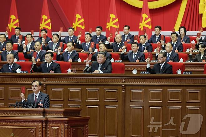 (평양 노동신문=뉴스1) = 지난달 열린 노동당 제9차 대회를 진행 중인 김정은 당 총비서와 간부들의 모습 . [국내에서만 사용가능. 재배포 금지. DB 금지. For Use Only in the Republic of Korea. Redistribution Prohibited] rodongphoto@news1.kr