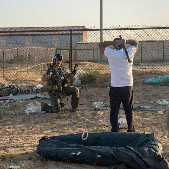 소셜미디어에 확산된 쿠웨이트 추락 미군 F-15 전투기 조종사가 현지인과 대치하는 이미지. AFP통신은 분석 결과 이를 인공지능(AI) 보정 이미지라고 결론내렸다. (출처=소셜미디어 엑스)