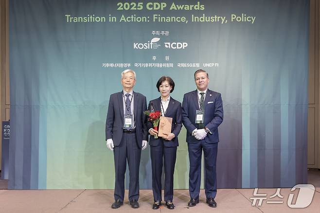 구자영 한국수자원공사 기획부문장(가운데)이 수상 이후 기념사진을 촬영하고 있다.