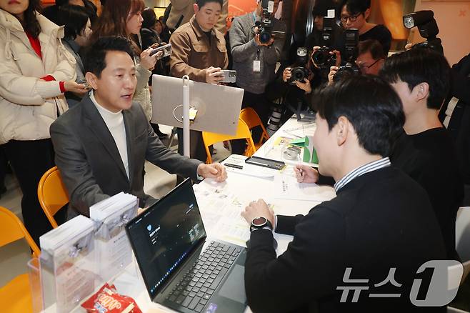 오세훈 서울시장이 10일 오후 서울시청 내 서울갤러리에서 열린 '청년 홈&잡 페어’를 찾아 부스를 둘러보고 있다. 2026.3.10 ⓒ 뉴스1 이광호 기자