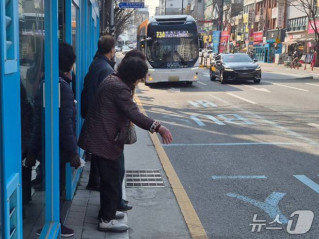 울산 시민이 9일 남구 신정시장 정류장에서 손을 흔들며 버스 탑승 의사를 밝히고 있다.2026.3.10/뉴스1ⓒ 뉴스1 박정현 기자