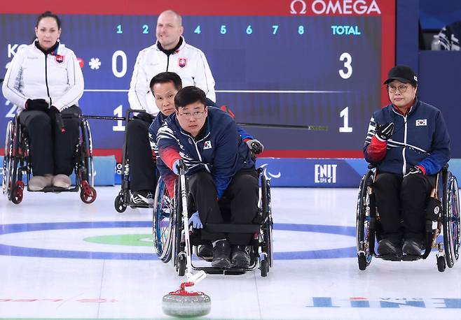 휠체어컬링 혼성팀이 9일(현지시간) 이탈리아 코르티나 컬링 올림픽 스타디움에서 열린 2026 밀라노·코르티나 동계패럴림픽 휠체어컬링 혼성팀 예선 슬로바키아전에서 승리했다. 이현출이 스톤을 던지고 있다. 사진 | 대한장애인체육회