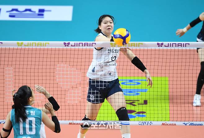 도로공사 이지윤이 23일 서울 장충체육관에서 열린 2025~2026 V-리그 GS칼텍스와 경기에서 득점에 성공하고 있다.  2025. 12. 23. 장충 | 최승섭기자 thunder@sportsseoul.com