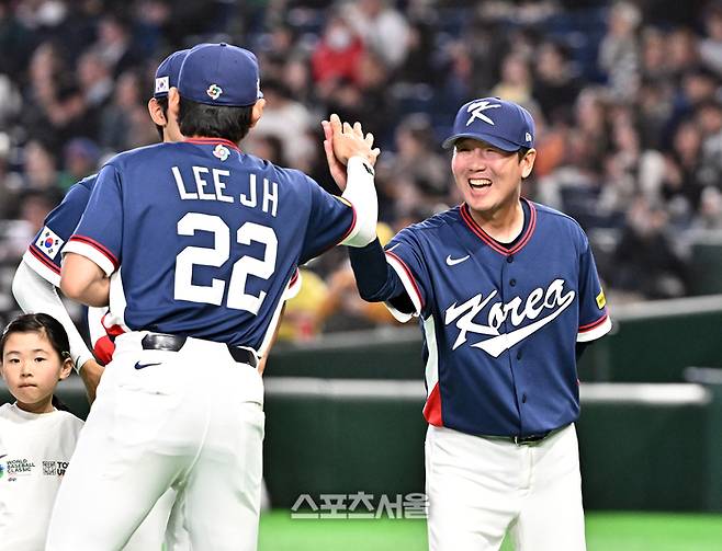 대한민국 야구대표팀의 류지현 감독(오른쪽)이 9일 일본 도쿄 도쿄돔에서 열린 2026 월드 베이스볼 클래식(WBC) 조별리그 호주와 경기에 앞서 이정후와 하이파이브를 나누고 있다. 도쿄(일본) | 박진업 기자 upandup@sportsseoul.com