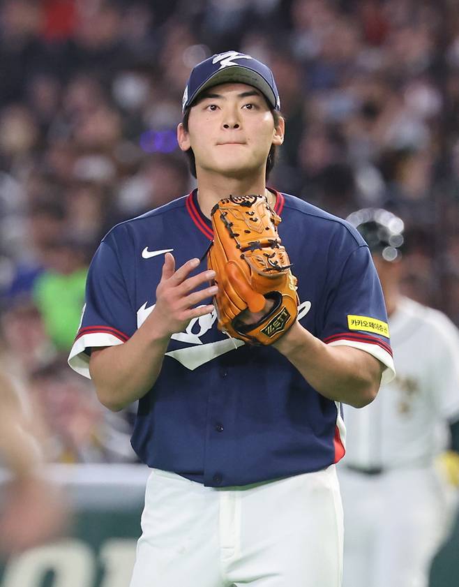 조병현이 9일 일본 도쿄돔에서 열린 2026 월드베이스볼클래식(WBC) C조 조별리그 최종전 8회를 무실점으로 막아낸 뒤 박수를 치고 있다. 사진 | 연합뉴스